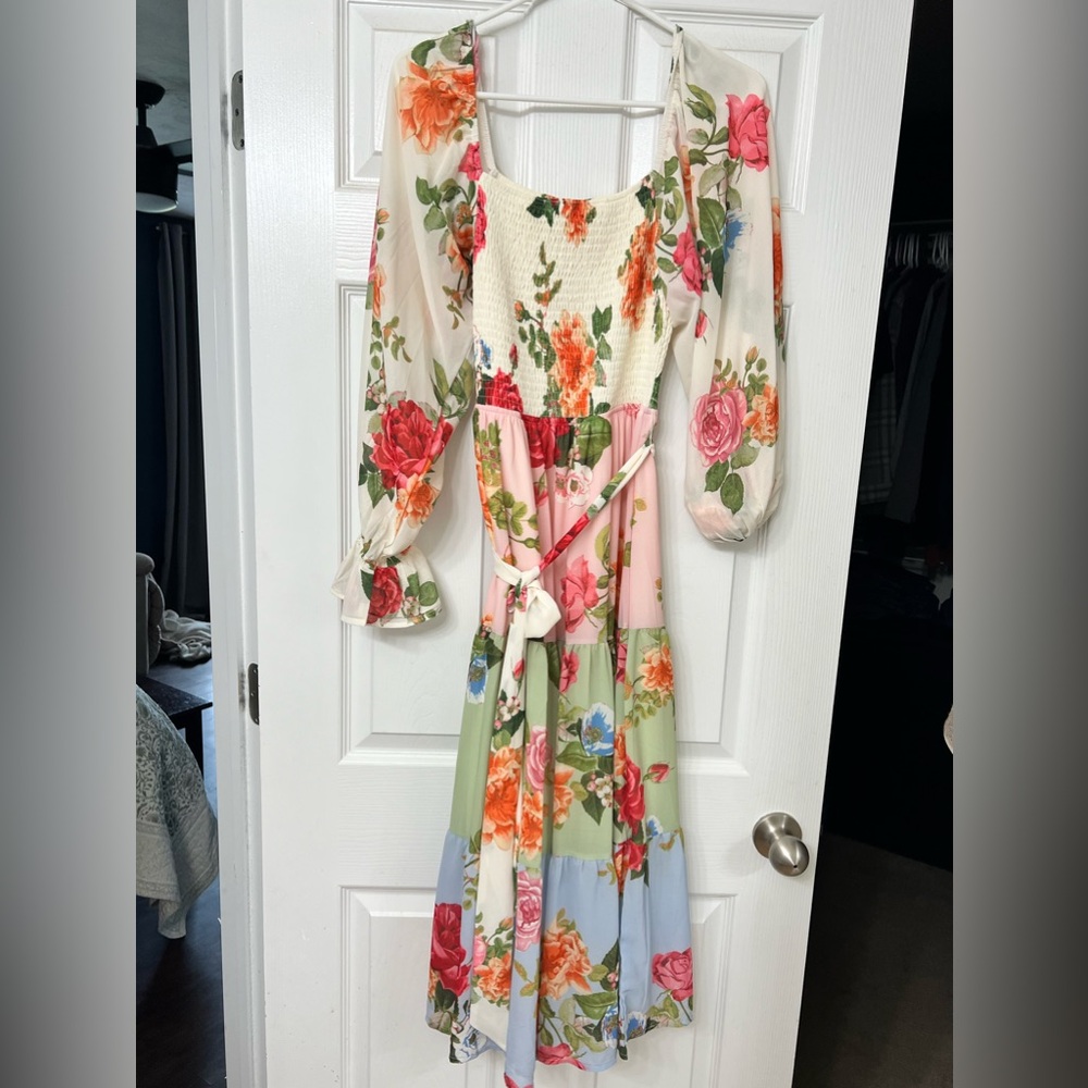 Floral maxi dress, slight puff sleeve.